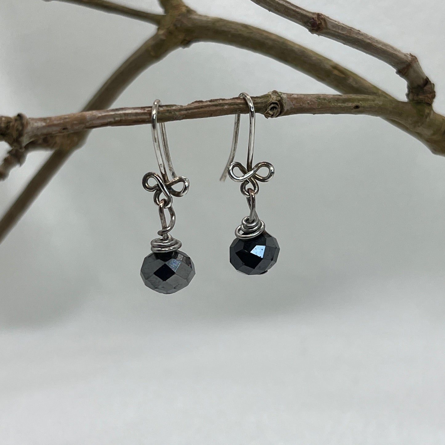 Små trekløver i sølv med Hæmatit