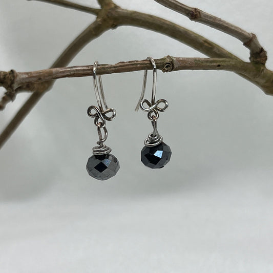 Små trekløver i sølv med Hæmatit