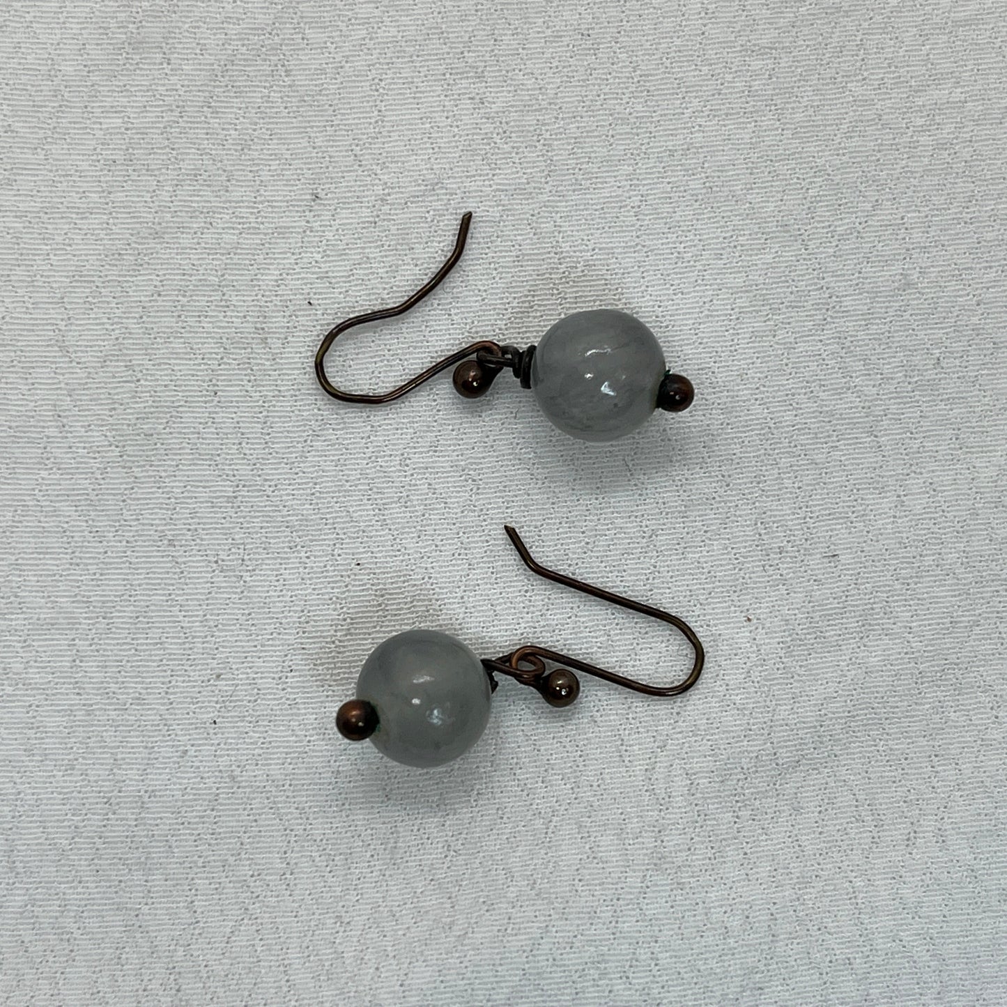 Kobber øreringe m. grå sten