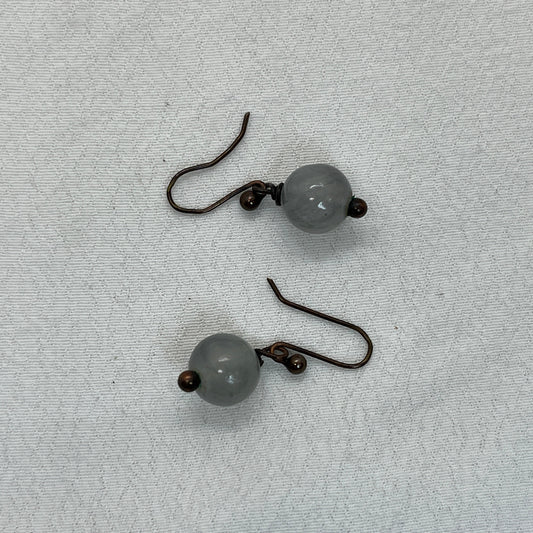 Kobber øreringe m. grå sten