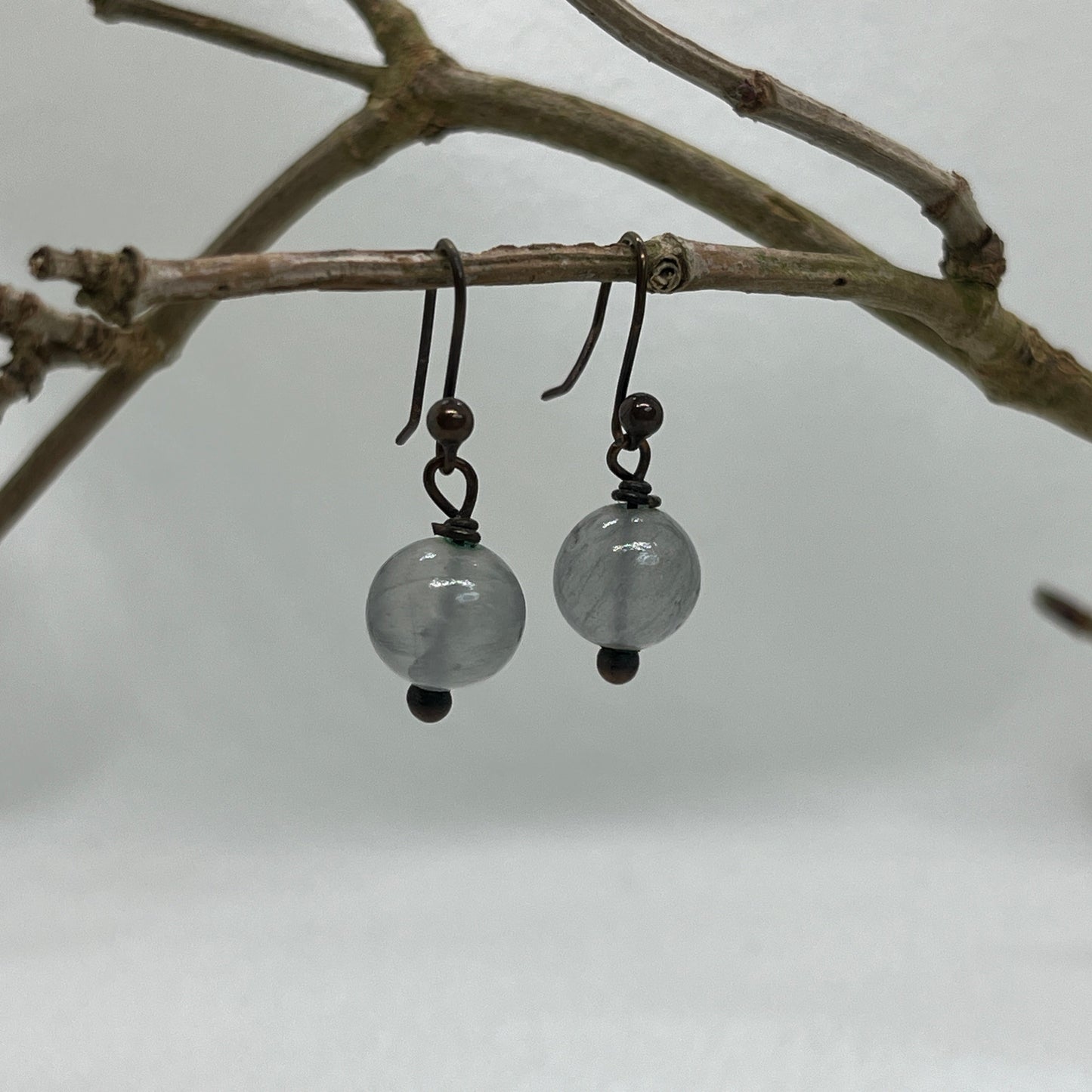 Kobber øreringe m. grå sten