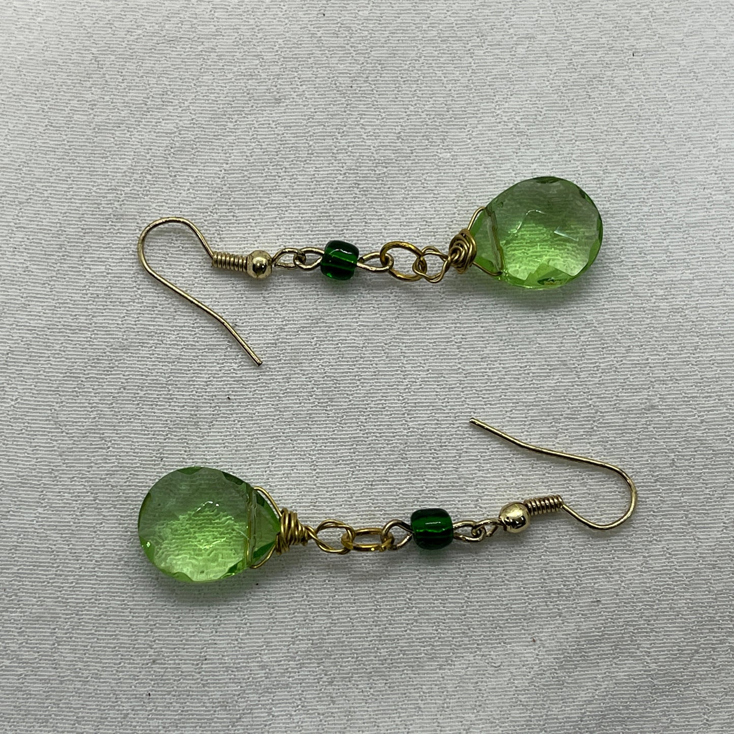 Messing ørering med facetteret grøn glas