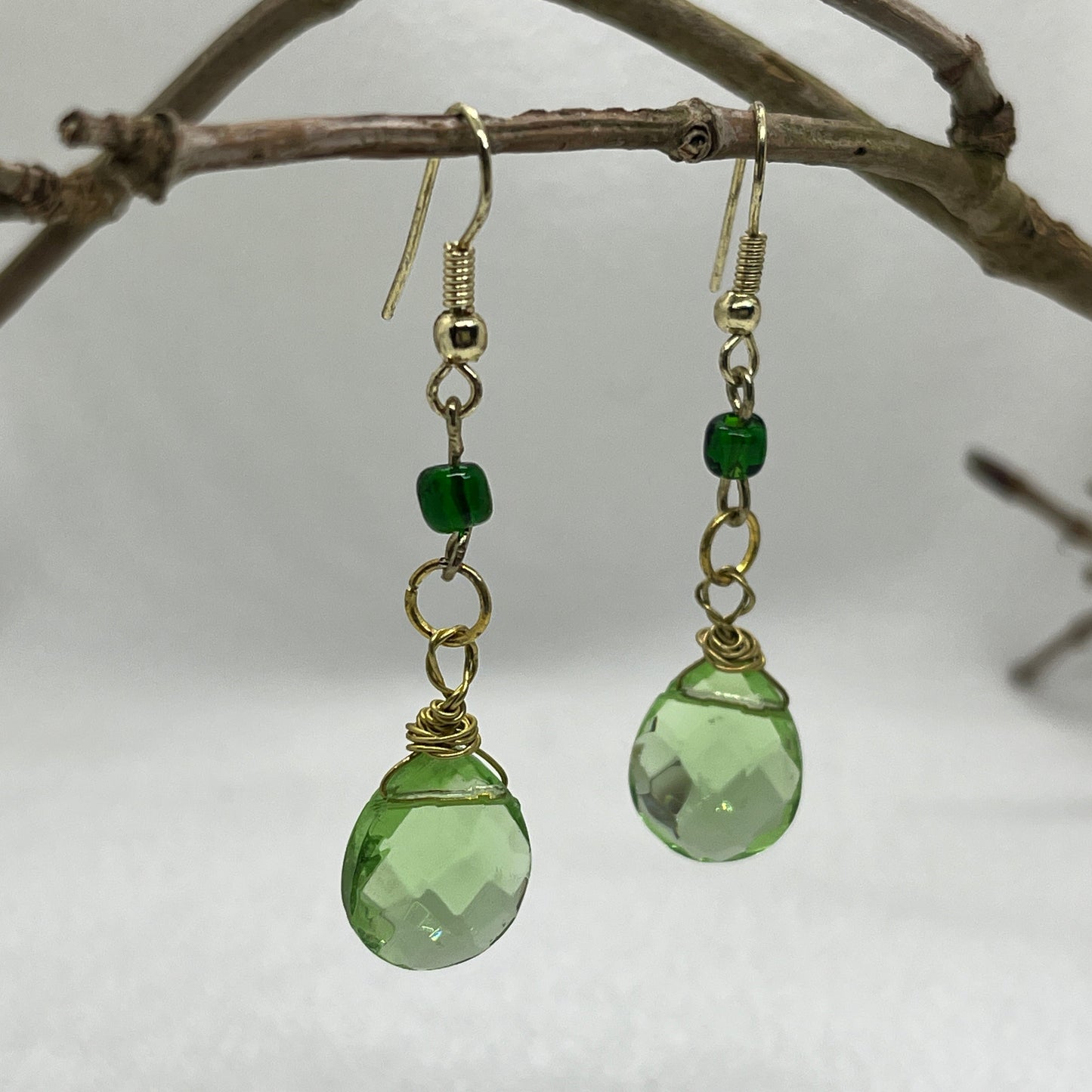 Messing ørering med facetteret grøn glas