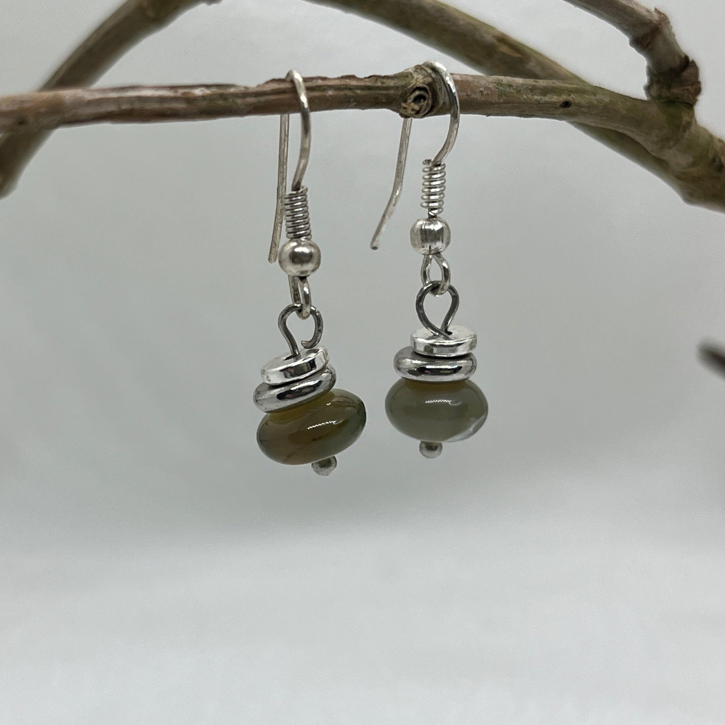Sølv ørering med vissengrøn sten