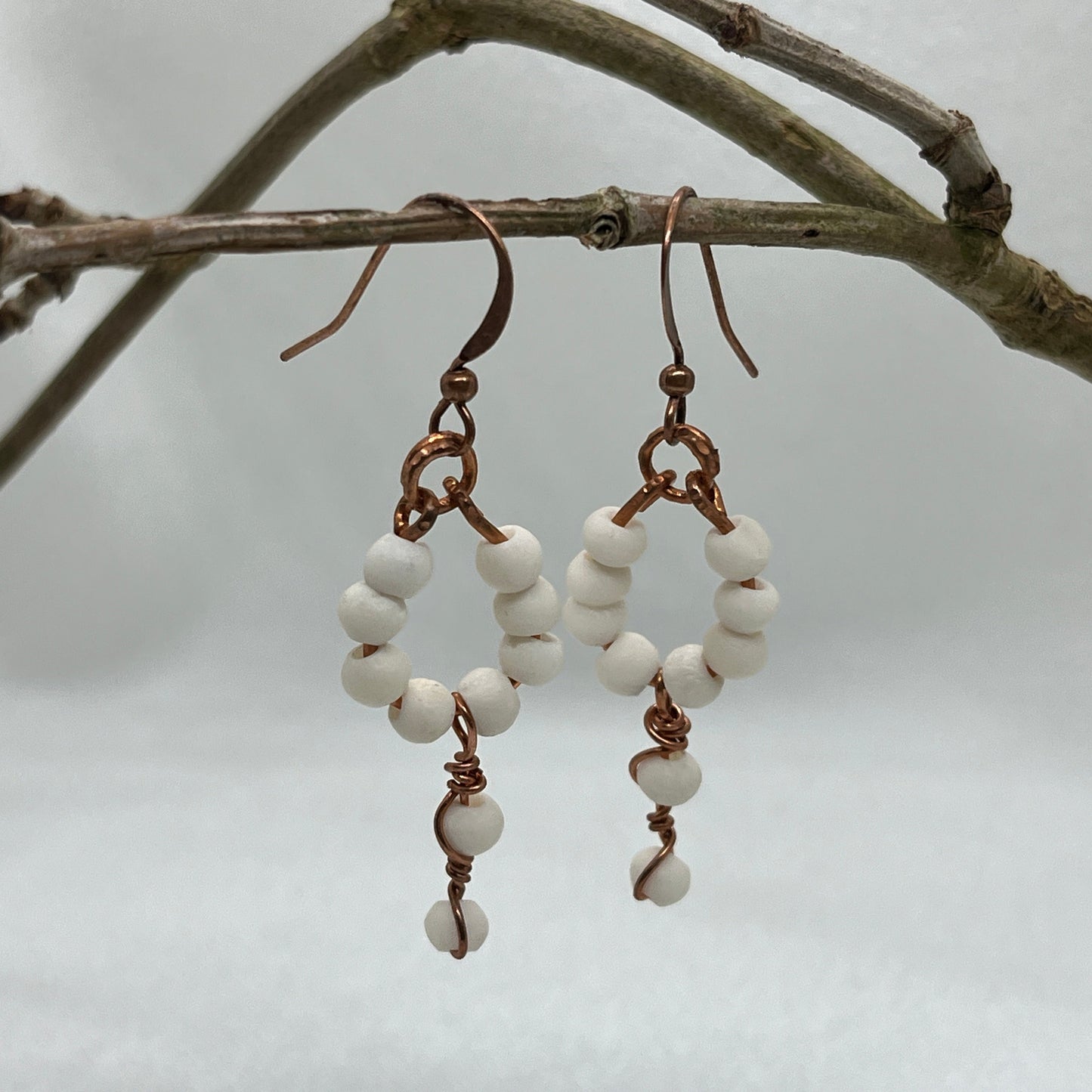 Kobber øreringe med koralperler