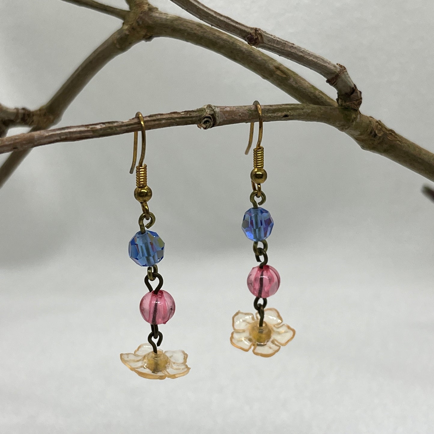 Messing øreringe med orange blomst