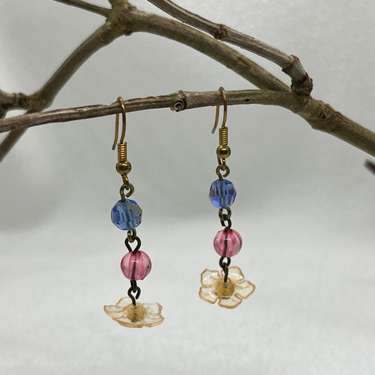 Messing øreringe med orange blomst