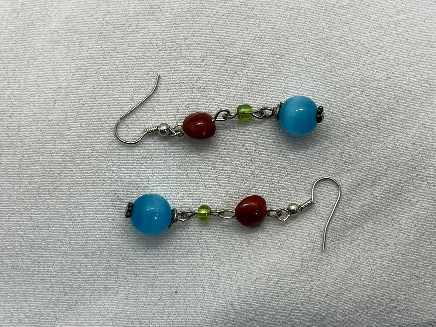 Sølv øreringe med blå Cateye perle