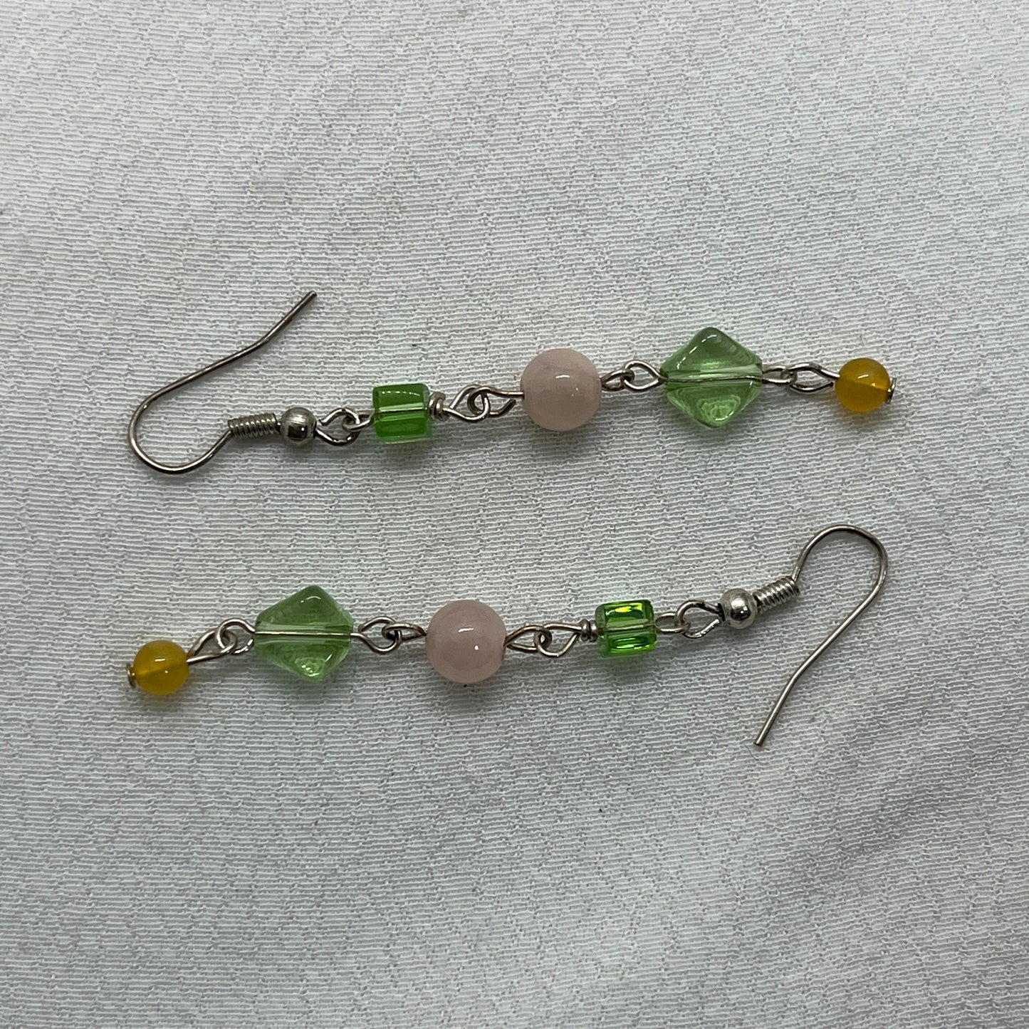 Sølv øreringe med grønne og rosa perler