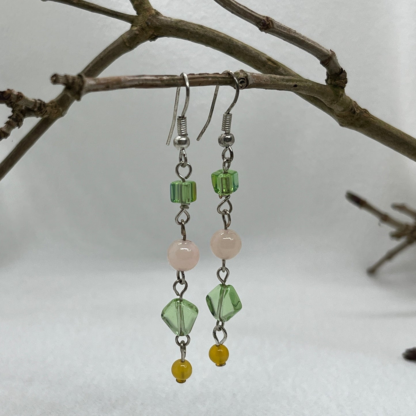 Sølv øreringe med grønne og rosa perler