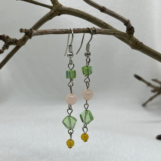 Sølv øreringe med grønne og rosa perler
