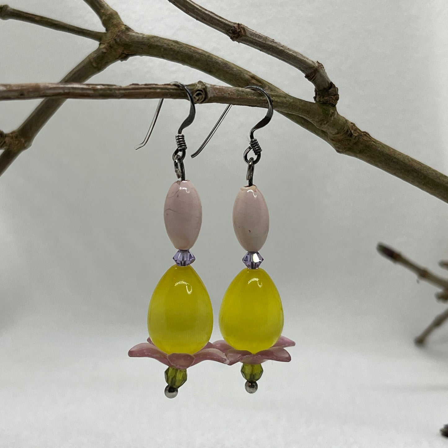 Sølv øreringe klædt i gult og rosa
