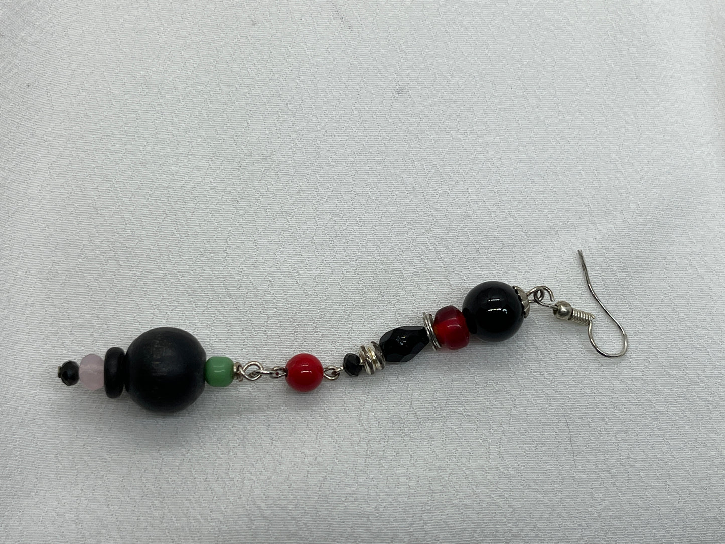 Single sølv ørering med sort og rødt vedhæng