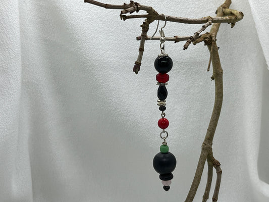 Single sølv ørering med sort og rødt vedhæng