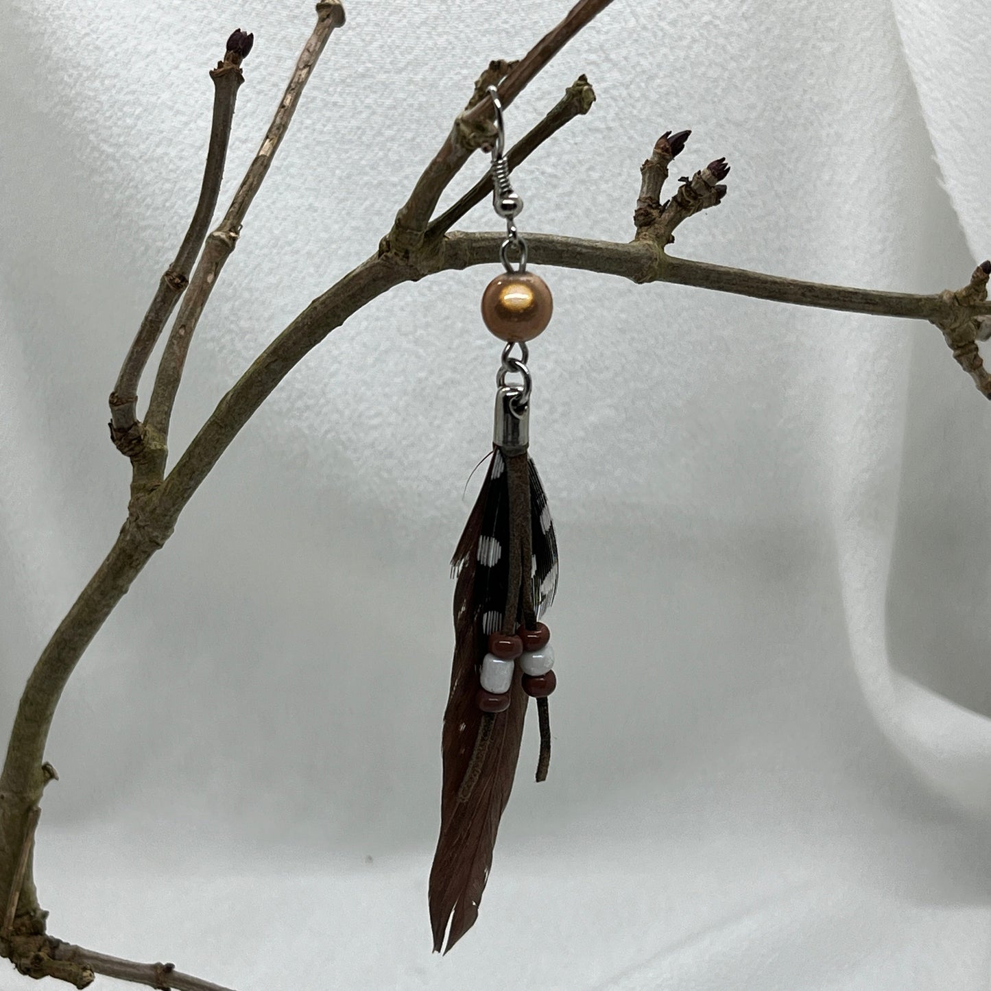 Single sølv ørering med brune fjer