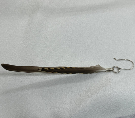 Single sølv ørering med brune lange fjer