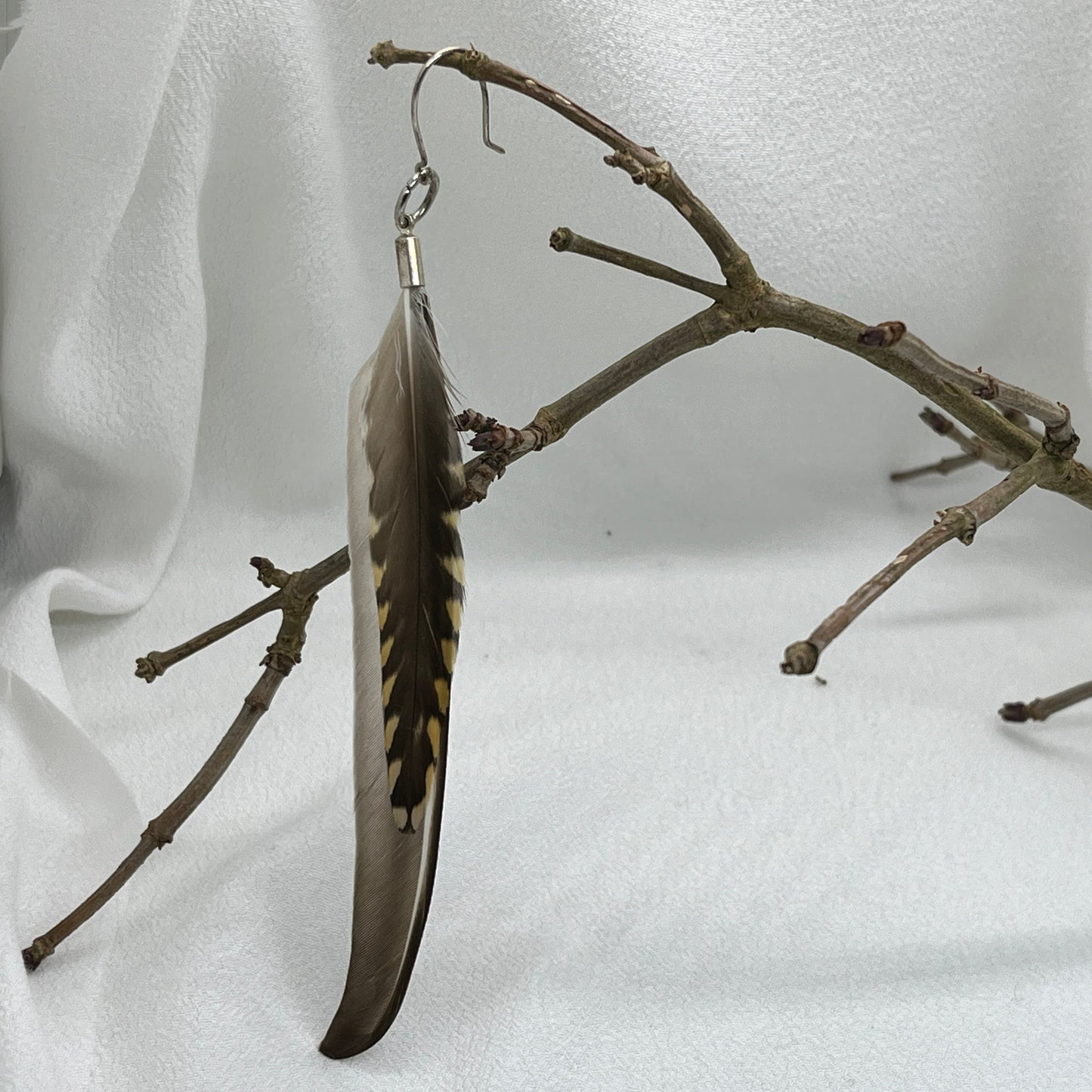 Single sølv ørering med brune lange fjer