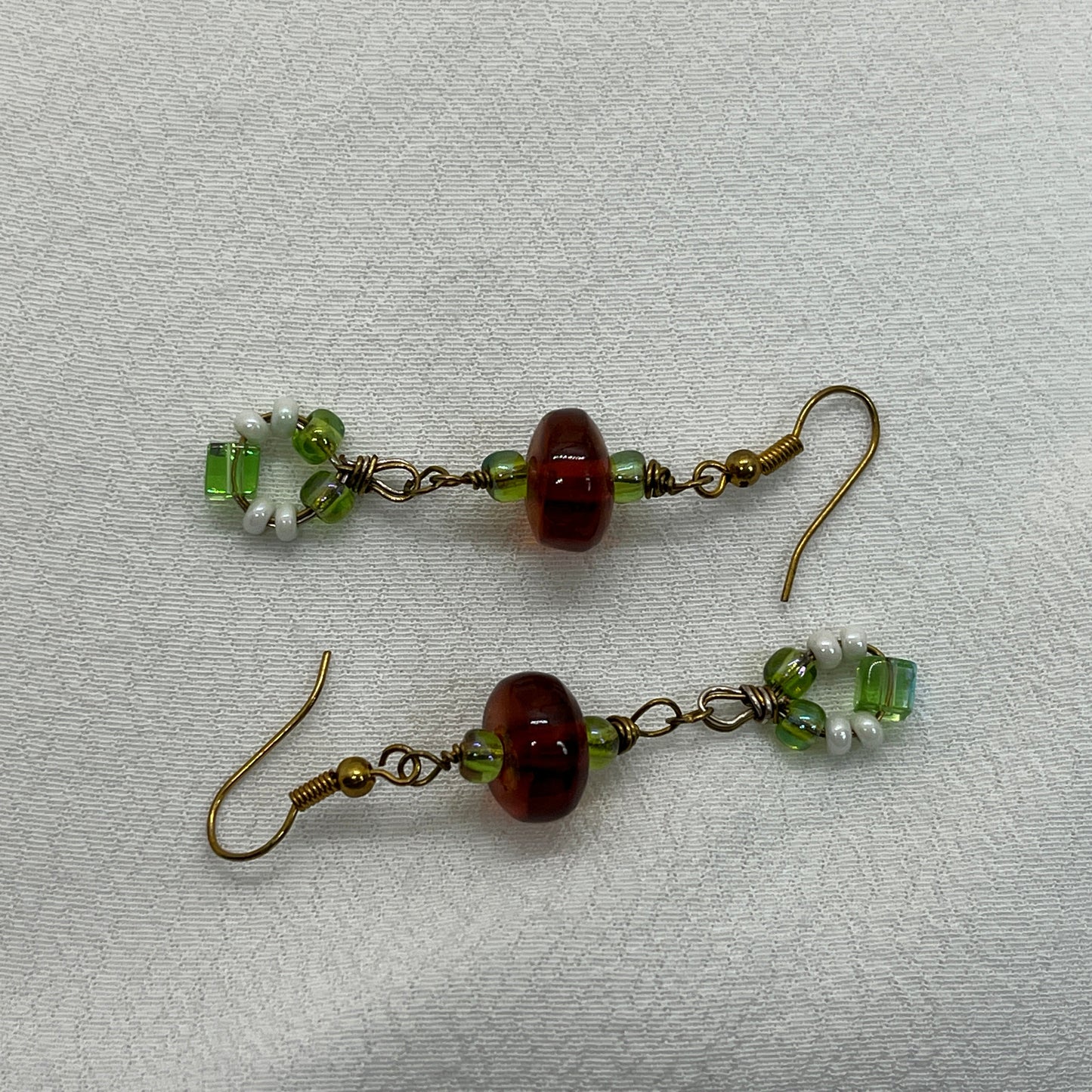 Messing ørering med Resin og grønne perler