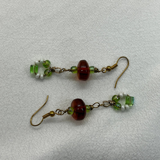 Messing ørering med Resin og grønne perler