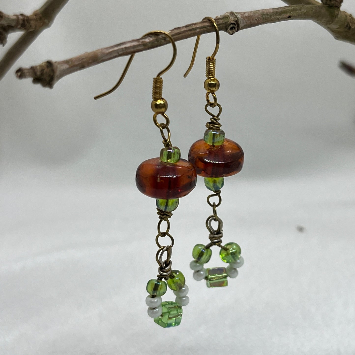 Messing ørering med Resin og grønne perler