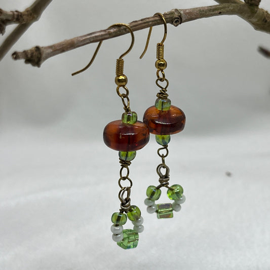 Messing ørering med Resin og grønne perler