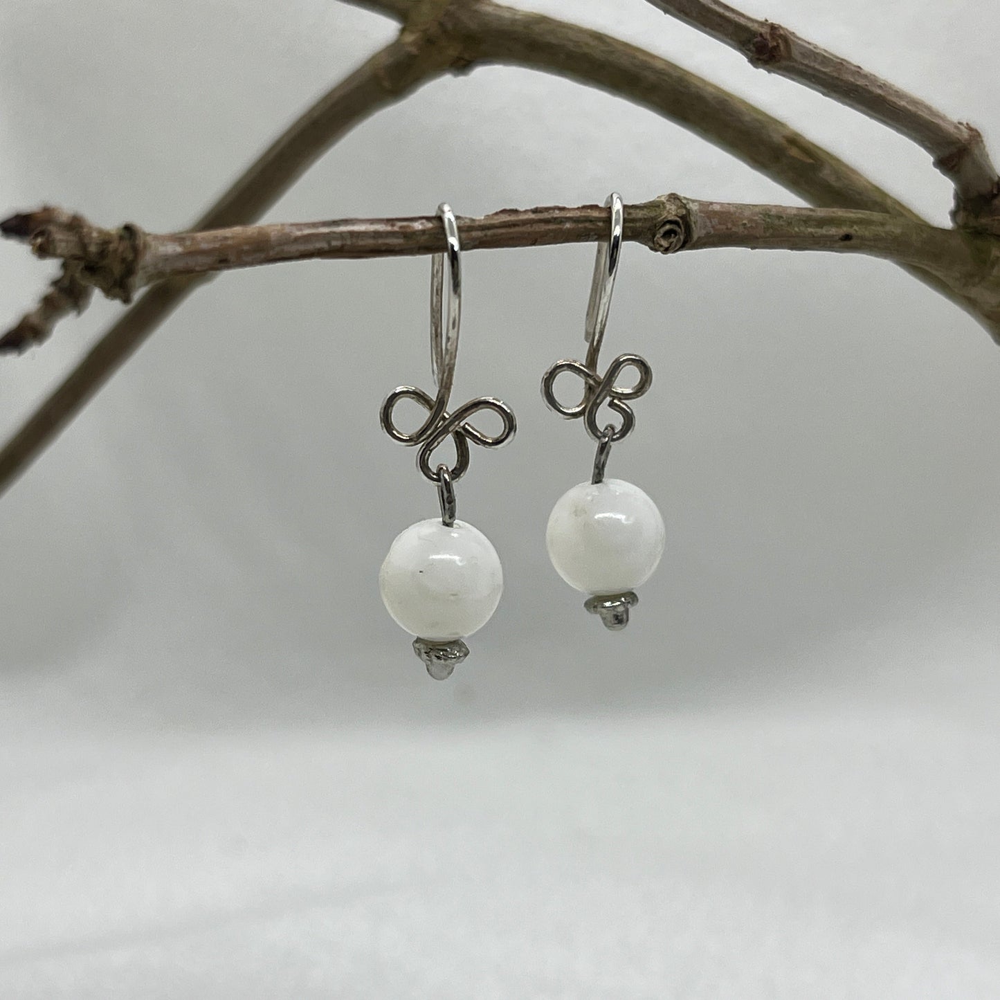 Sølv trekløver ørering med hvid Jade