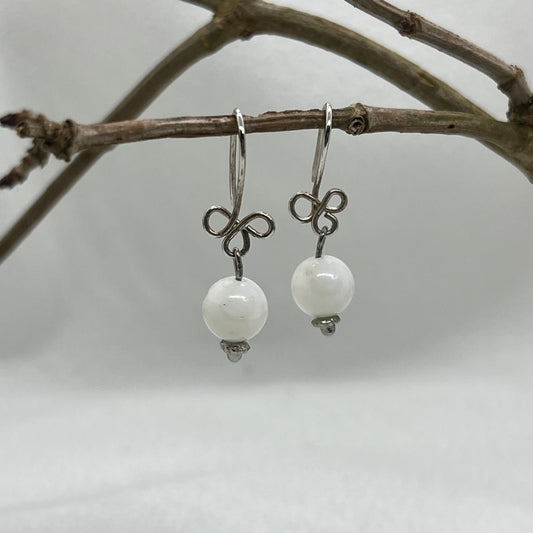 Sølv trekløver ørering med hvid Jade