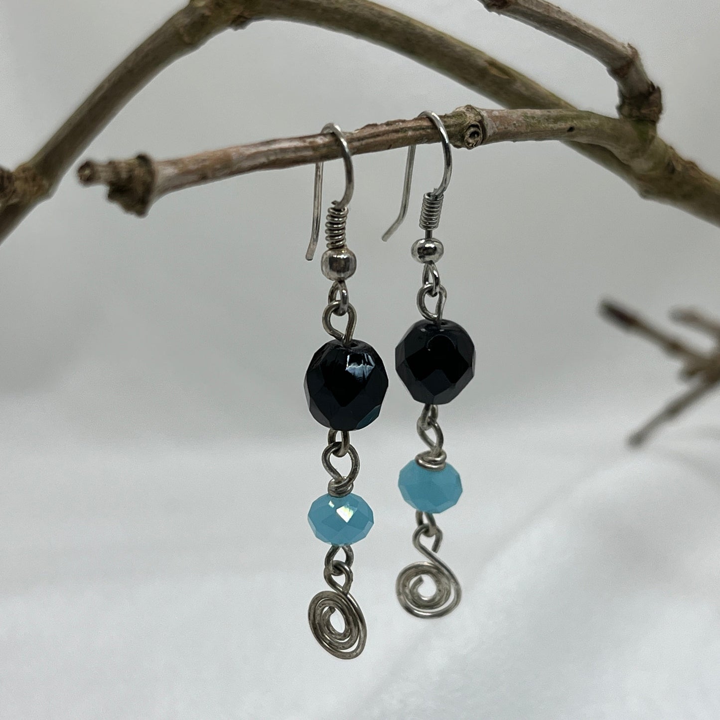Sølv ørering med blå og sorte perler