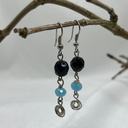 Sølv ørering med blå og sorte perler