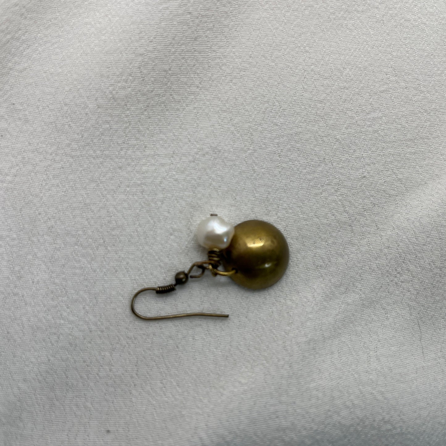 Single ørering i antik messing med messinghalvkugle