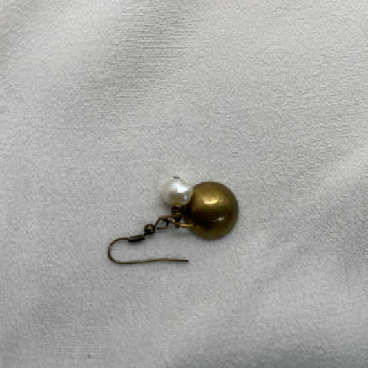 Single ørering i antik messing med messinghalvkugle