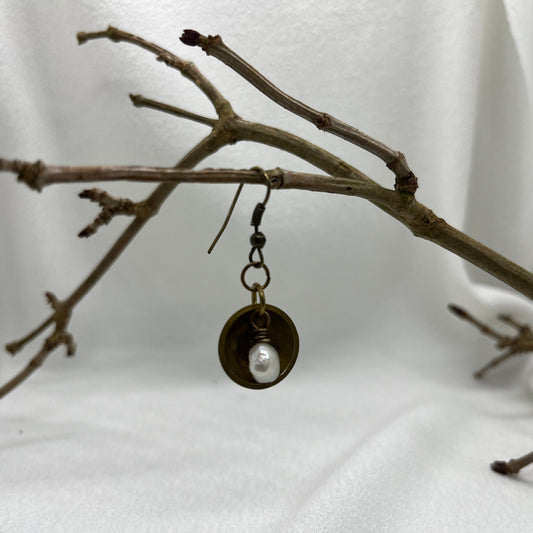 Single ørering i antik messing med messinghalvkugle