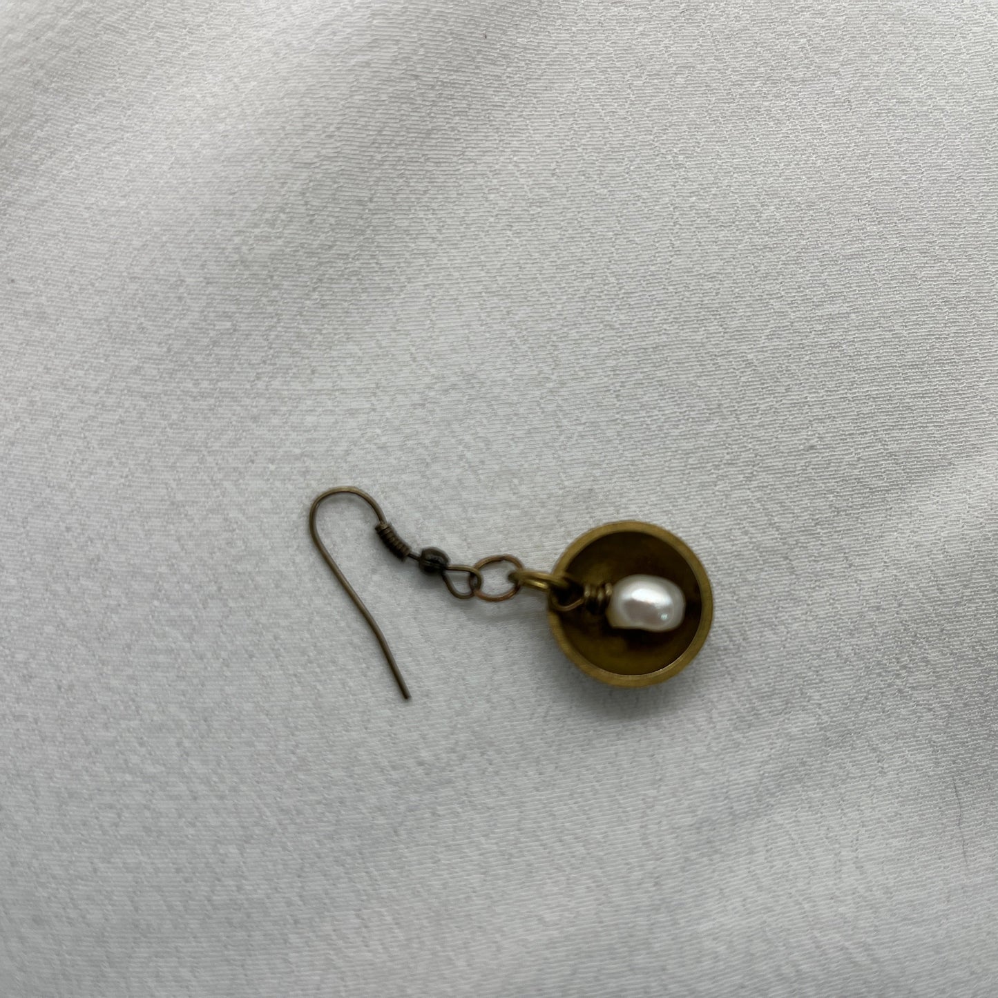 Single ørering i antik messing med messinghalvkugle