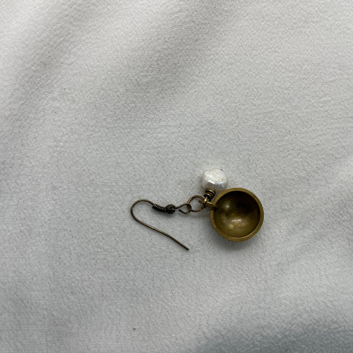 Single ørering i antik messing med messinghalvkugle