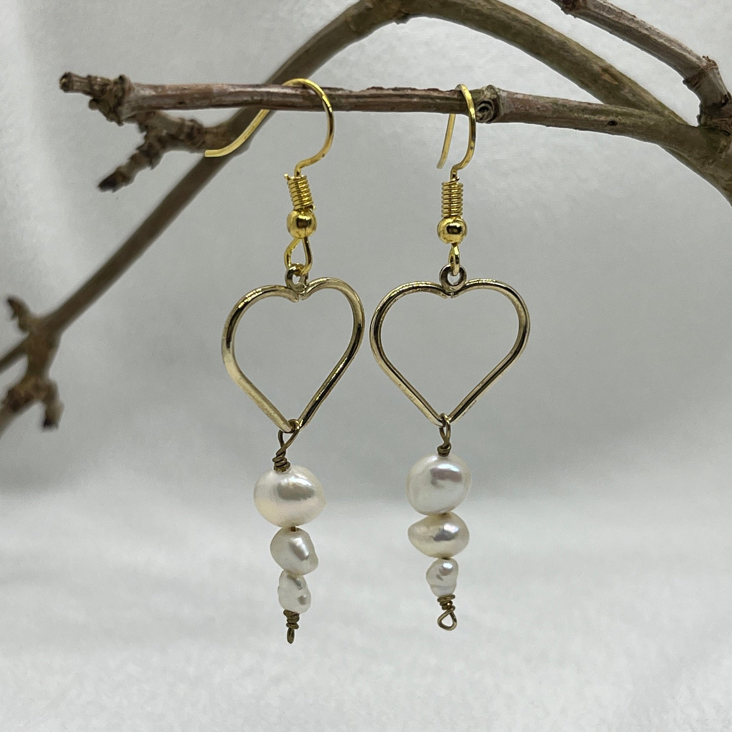 Ørering i messing med hjerte og Ferskvandsperler