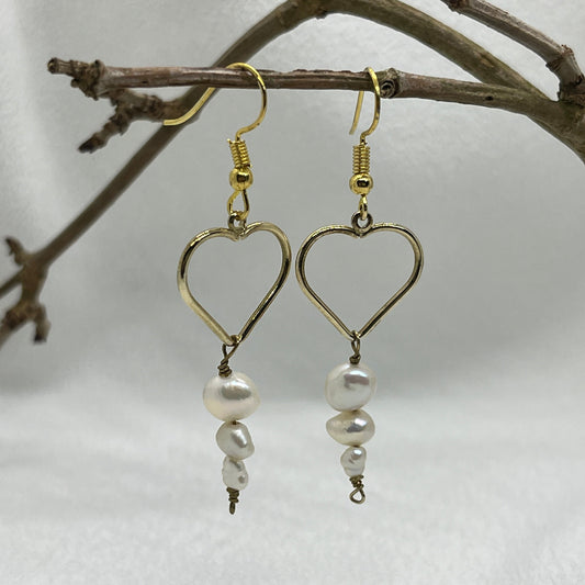 Ørering i messing med hjerte og Ferskvandsperler