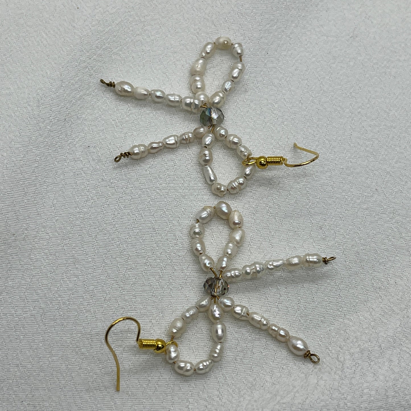 Messing ørering med sløjfe af Ferskvandsperler