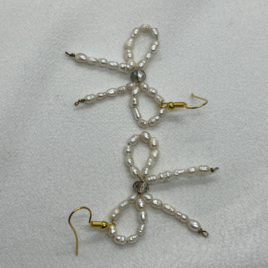 Messing ørering med sløjfe af Ferskvandsperler