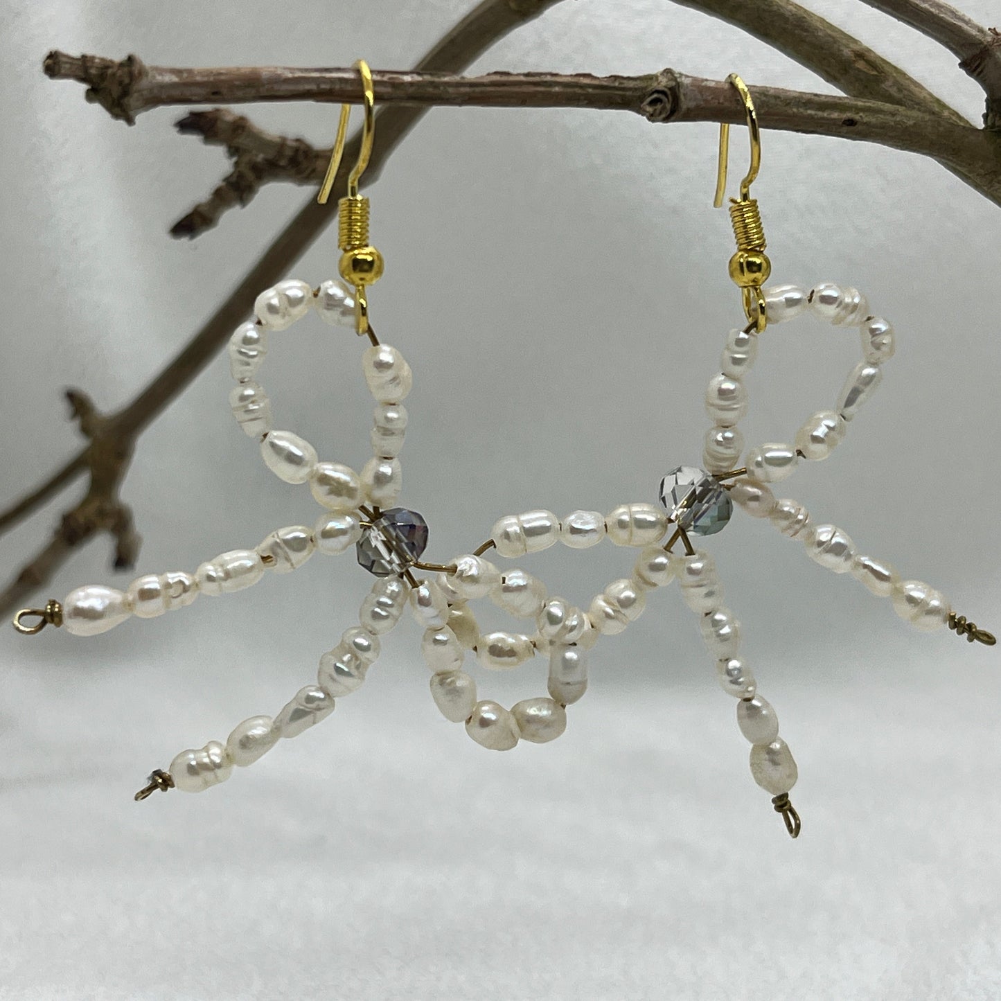 Messing ørering med sløjfe af Ferskvandsperler