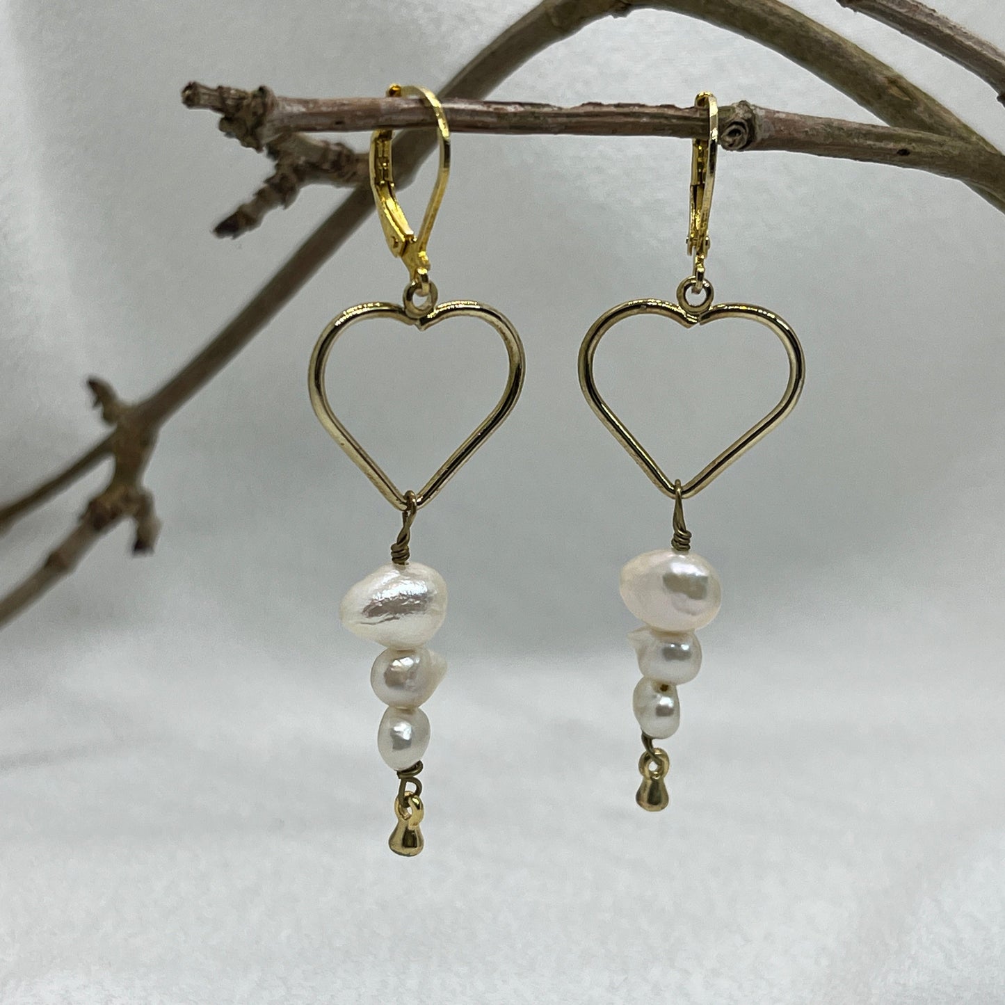 Messing brioche ørering med hjerte og Ferskvandsperler