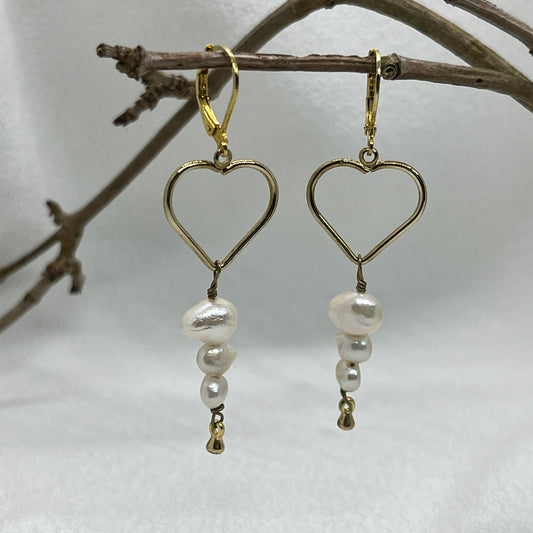 Messing brioche ørering med hjerte og Ferskvandsperler