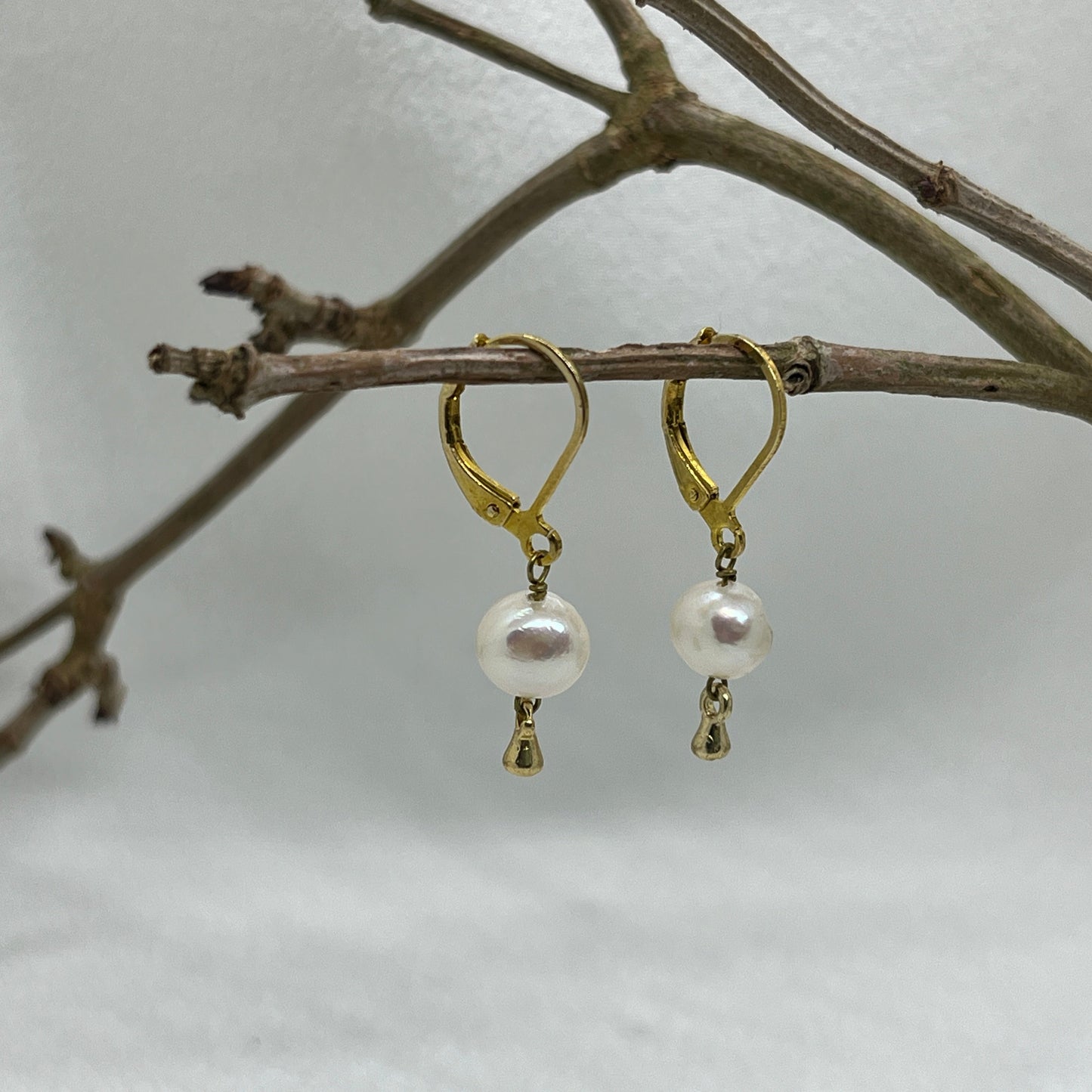 Messing brioche ørering med Ferskvandsperle