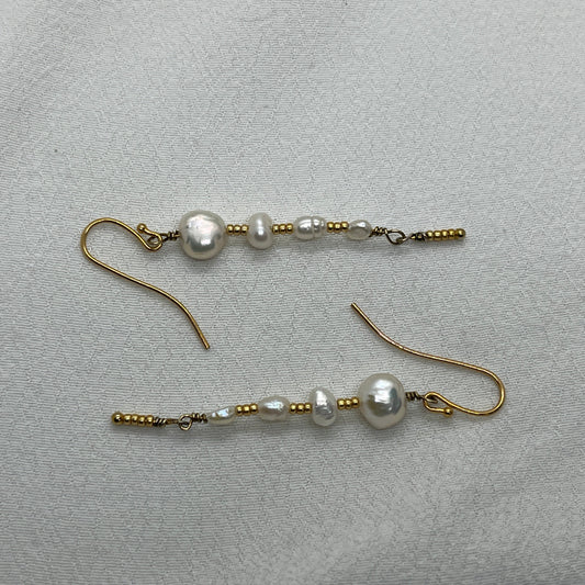 Guld ørering med Ferskvandsperler