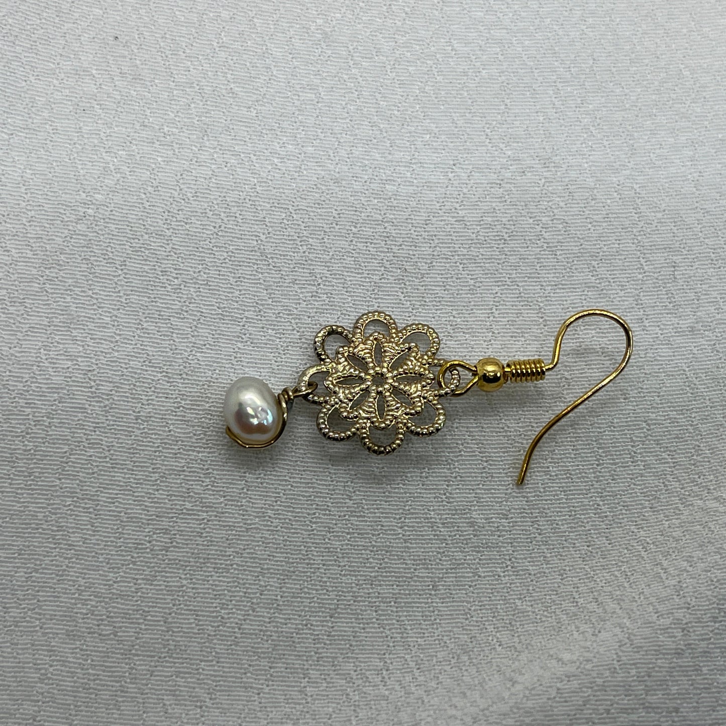 Single messing ørering med messingblomst