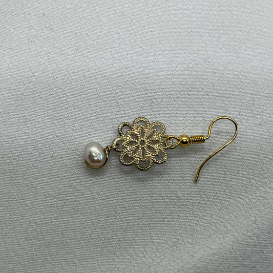 Single messing ørering med messingblomst