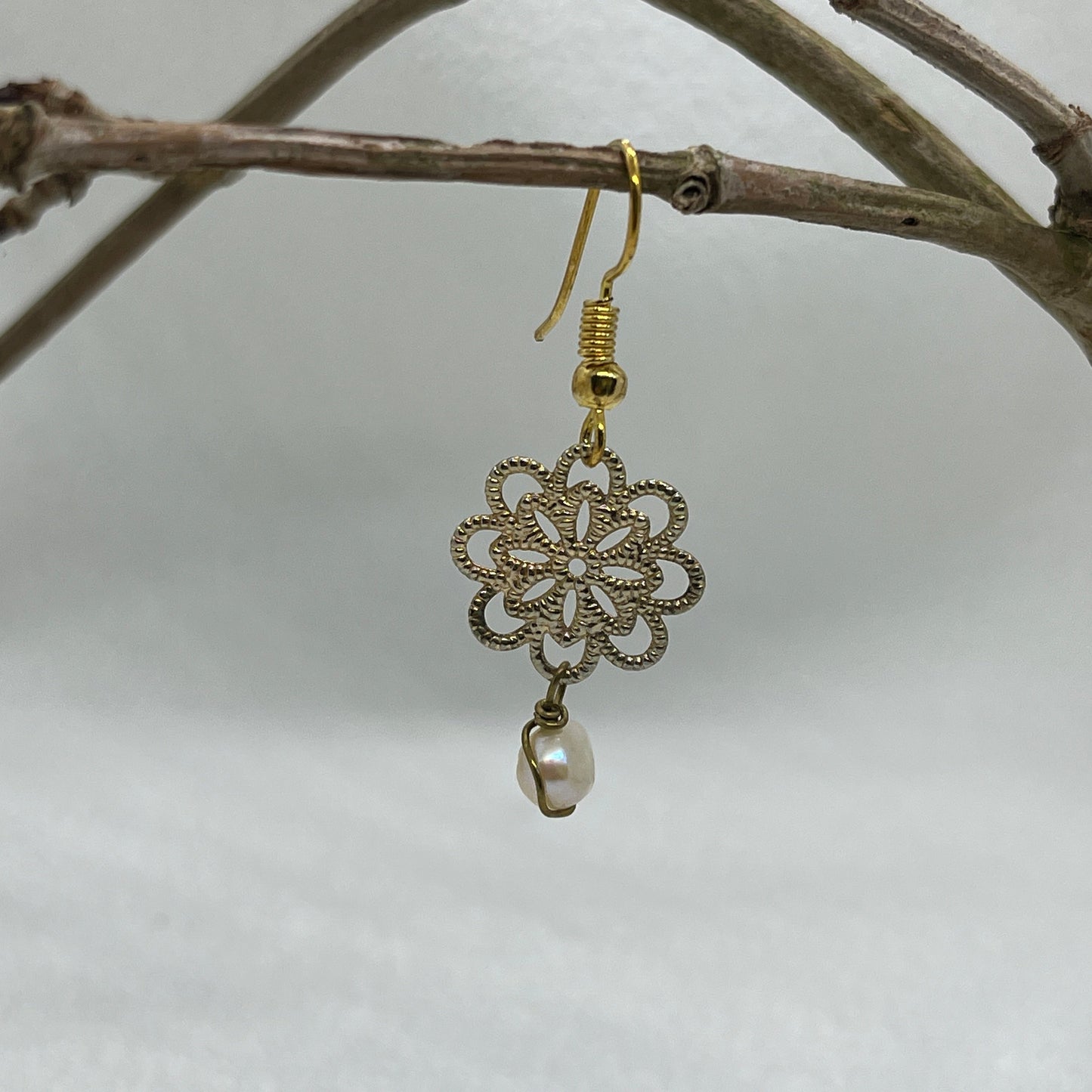 Single messing ørering med messingblomst