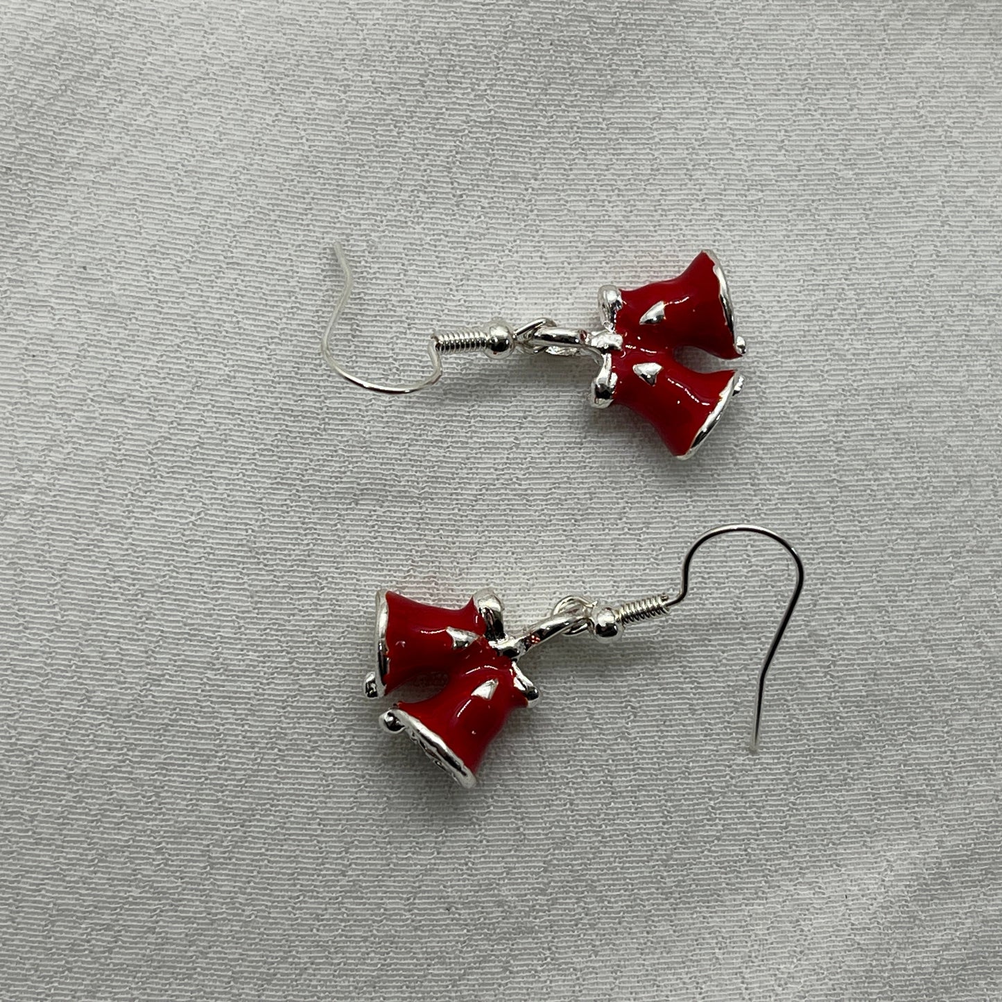 Røde juleklokker på sølv ørering