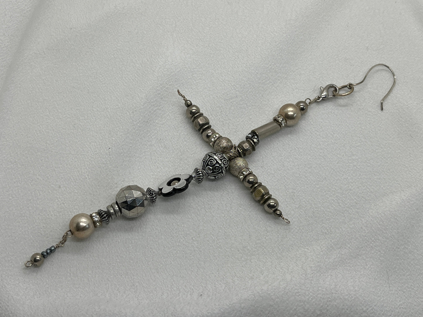 Single sølv ørering med kæmpe sølvkors