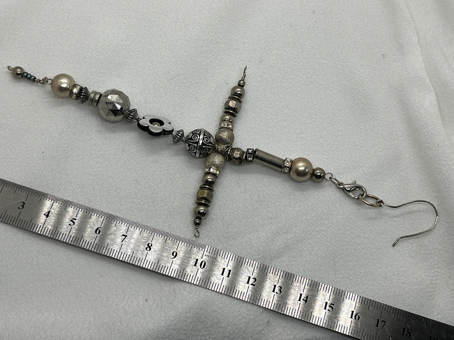 Single sølv ørering med kæmpe sølvkors