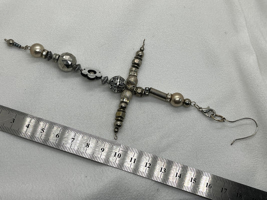 Single sølv ørering med kæmpe sølvkors